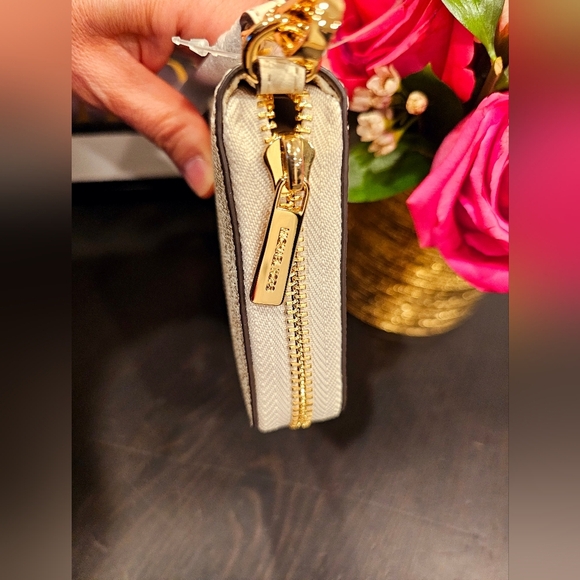 Michael Kors Large Signature Logo and Metallic Continental Wallet. - Picture 4 of 8